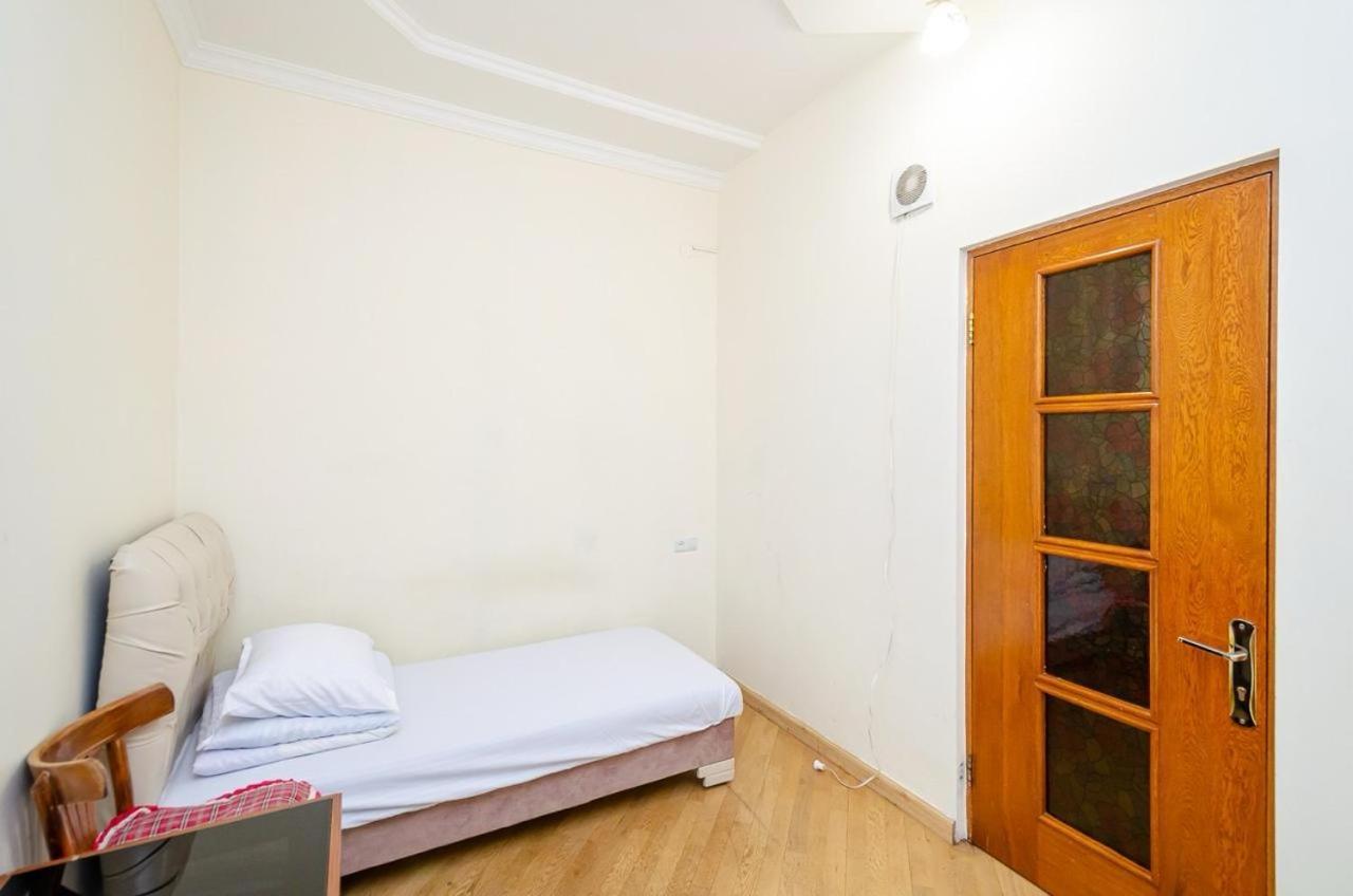 Areva Hostel & Apartment エレバン エクステリア 写真