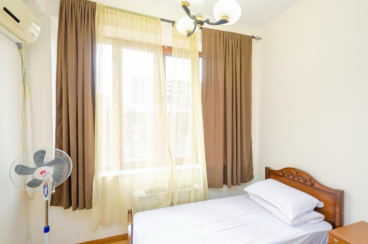 Areva Hostel & Apartment エレバン エクステリア 写真