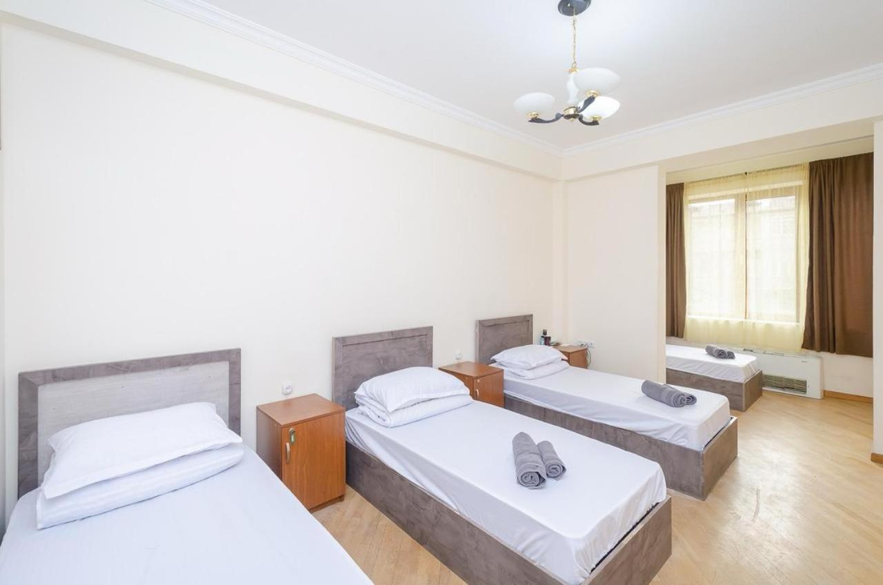 Areva Hostel & Apartment エレバン エクステリア 写真