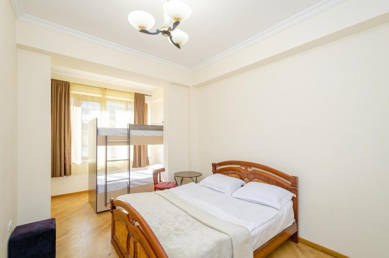 Areva Hostel & Apartment エレバン エクステリア 写真