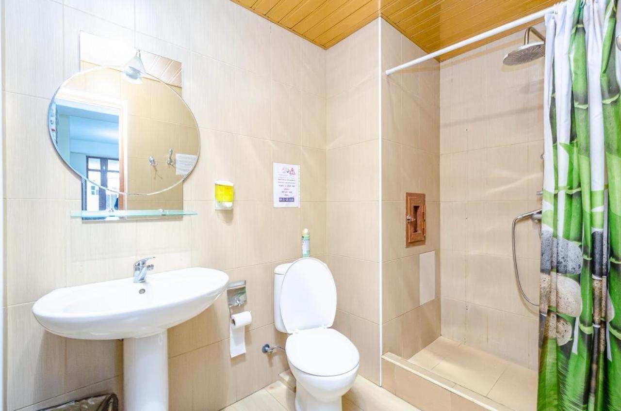 Areva Hostel & Apartment エレバン エクステリア 写真