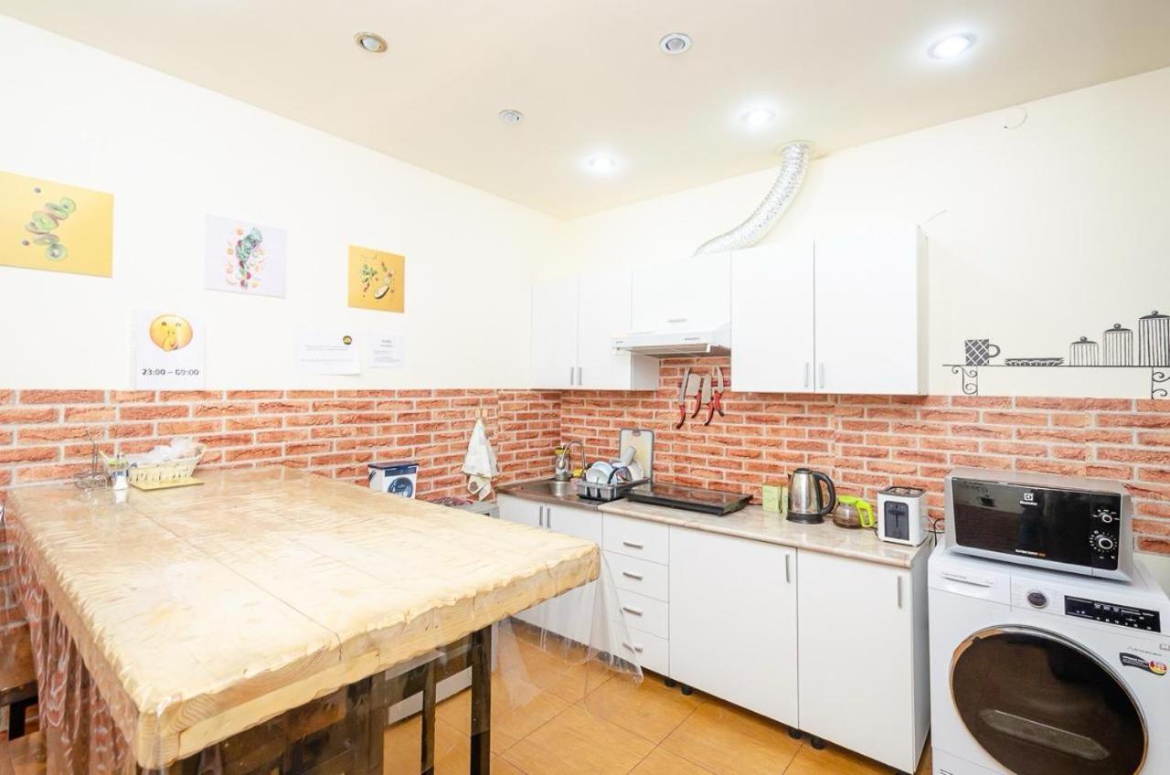 Areva Hostel & Apartment エレバン エクステリア 写真