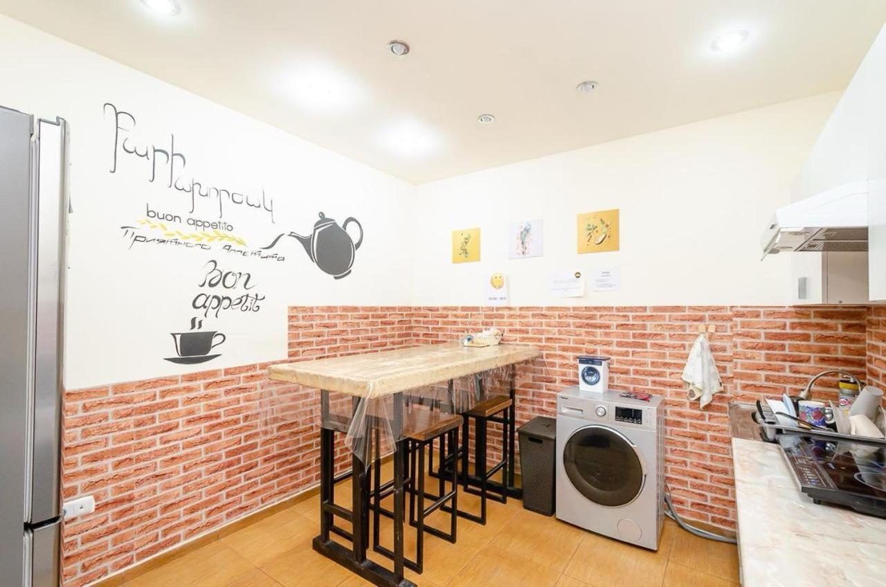 Areva Hostel & Apartment エレバン エクステリア 写真