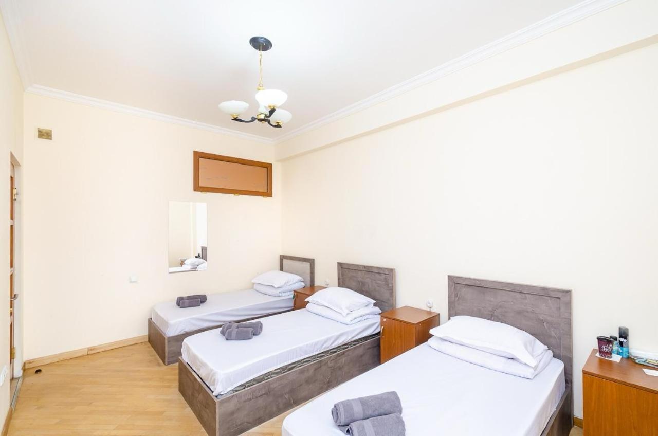 Areva Hostel & Apartment エレバン エクステリア 写真